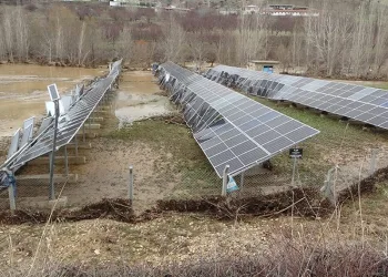 Güneş panelleri kağıt gibi dağıldı