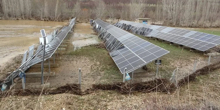 Güneş panelleri kağıt gibi dağıldı