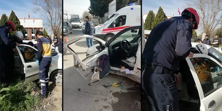 Hafif ticari araç ile otomobil çarpıştı