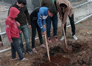 Evin bahçesindeki 2 noktadan sıcak su çıktı