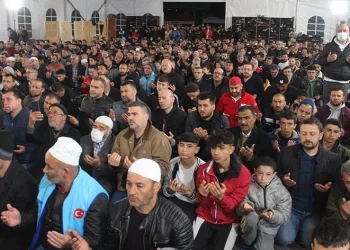 Berat Kandili’nde eller semaya açıldı