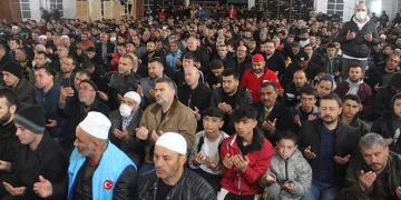Berat Kandili’nde eller semaya açıldı