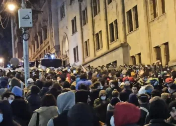Parlamento binası önündeki protesto
