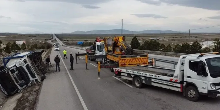 Kimyasal madde yüklü tır devrildi panik yaşandı