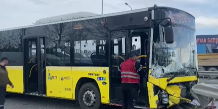 İETT otobüsü bariyere çarptı