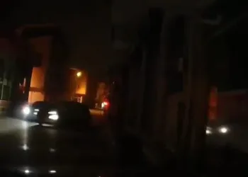 Duvara böyle çarptı, otomobili bırakıp kaçtı