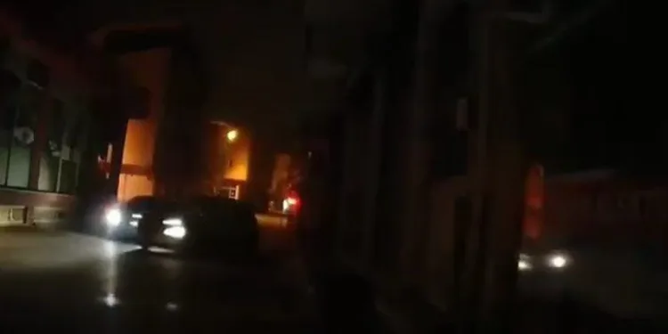 Duvara böyle çarptı, otomobili bırakıp kaçtı