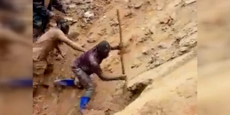 Madencileri elleriyle kazarak kurtardı