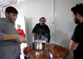 Mehmet Şef ve ekibi depremzedeler için yemek yapıyor
