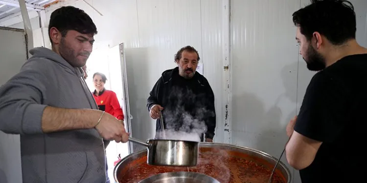 Mehmet Şef ve ekibi depremzedeler için yemek yapıyor