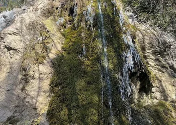 Kar sularının erimesiyle oluşan şelale