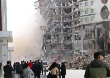 İş merkezi bir dokunuşta yıkıldı
