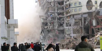 İş merkezi bir dokunuşta yıkıldı
