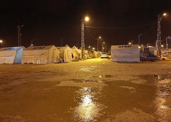 Deprem bölgesinde fırtına ve sağanak yağış