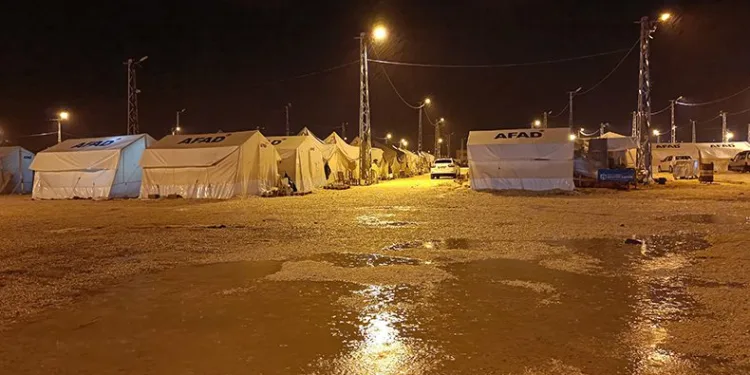 Deprem bölgesinde fırtına ve sağanak yağış