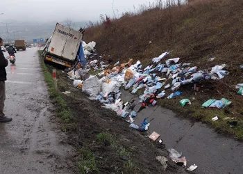 Tır kazasında giysiler yola saçıldı