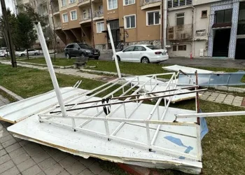 Şiddetli fırtına nedeniyle uçan çatı uçtu