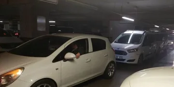 AVM otoparkında Egzoz gazı paniği