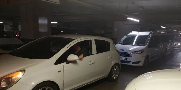 AVM otoparkında Egzoz gazı paniği
