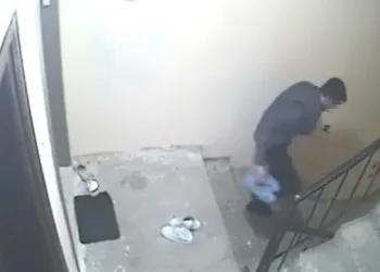 Terlik çalınca kendi ayakkabılarını bıraktı