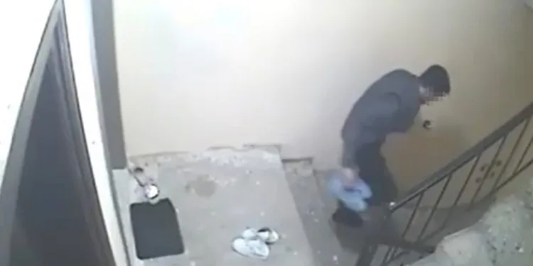 Terlik çalınca kendi ayakkabılarını bıraktı