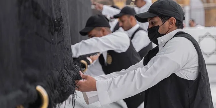 Ramazan öncesi Kabe örtüsüne bakım