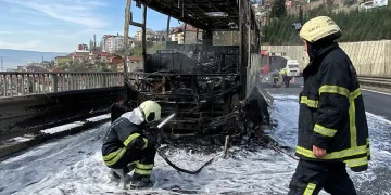 TEM’de minibüs alev topuna döndü