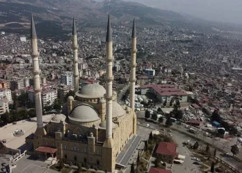 Cami depremlerin ardından ibadete kapatıldı