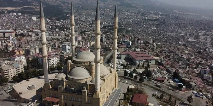Cami depremlerin ardından ibadete kapatıldı