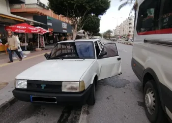 Otomobilin kapısını açtı, hastanelik oldu