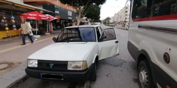 Otomobilin kapısını açtı, hastanelik oldu