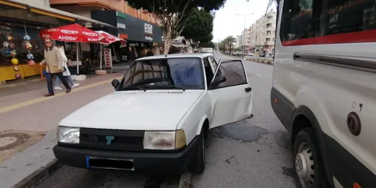 Otomobilin kapısını açtı, hastanelik oldu