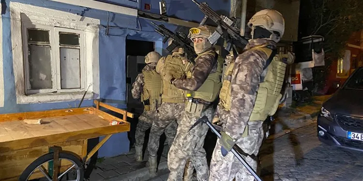 Uyuşturucu tacirlerine şafak operasyonu