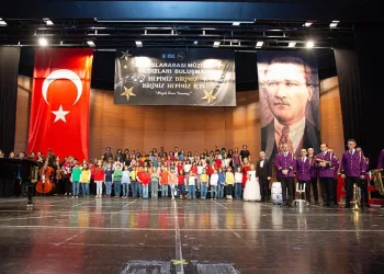 Piyanonun yıldızları depremzedeler için parladı