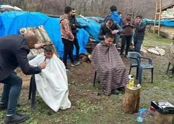 Gönüllü öğrenciler köy çocuklarını tıraş etti