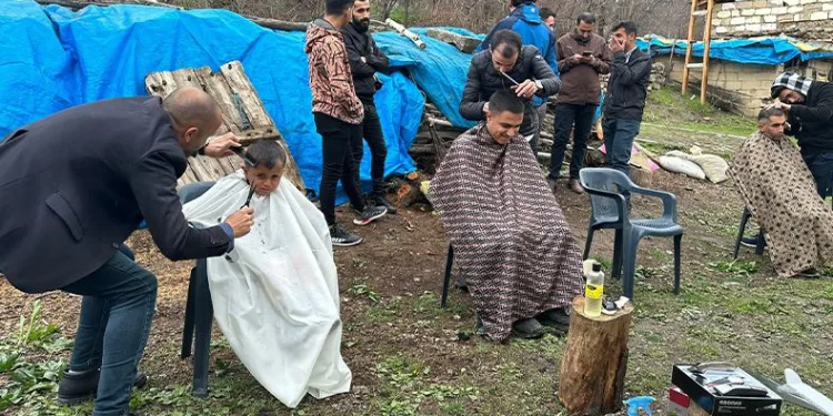 Gönüllü öğrenciler köy çocuklarını tıraş etti