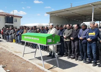 Minik Zeynep annesinin yanına defnedildi