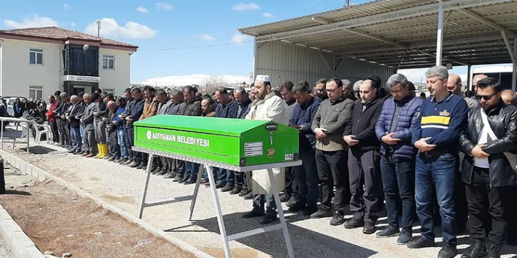 Minik Zeynep annesinin yanına defnedildi
