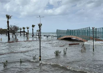Fırtına denizi taşırdı, yangın çıkardı
