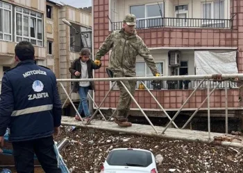 Mehmetçik vatandaşlar için köprü kurdu