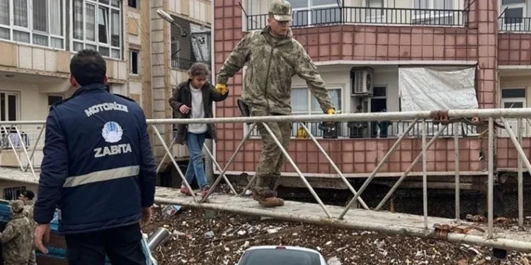 Mehmetçik vatandaşlar için köprü kurdu