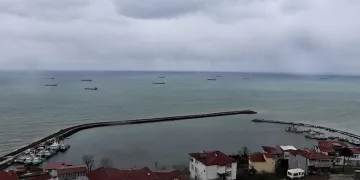 50’ye yakın gemi sıra bekliyor