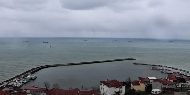 50’ye yakın gemi sıra bekliyor