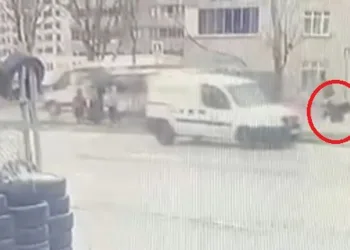 Aracın çarptığı çocuk metrelerce savruldu