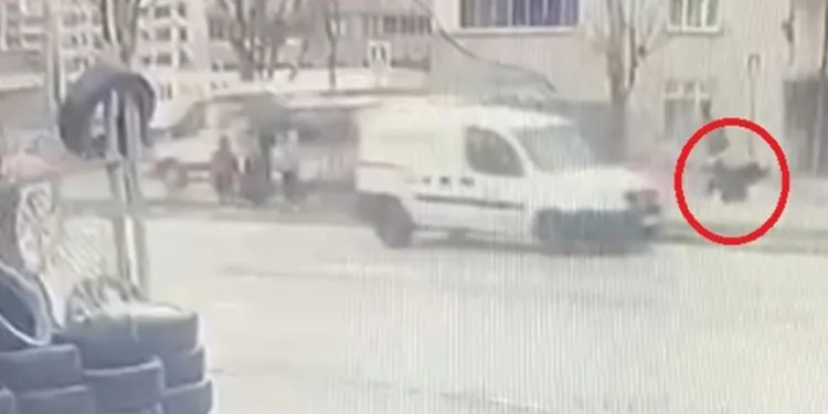 Aracın çarptığı çocuk metrelerce savruldu