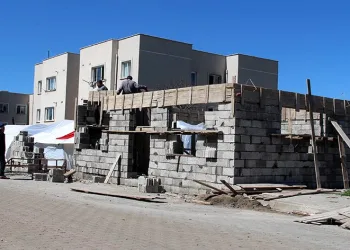 Depremzede muhtar fırın inşasına başladı