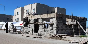 Depremzede muhtar fırın inşasına başladı