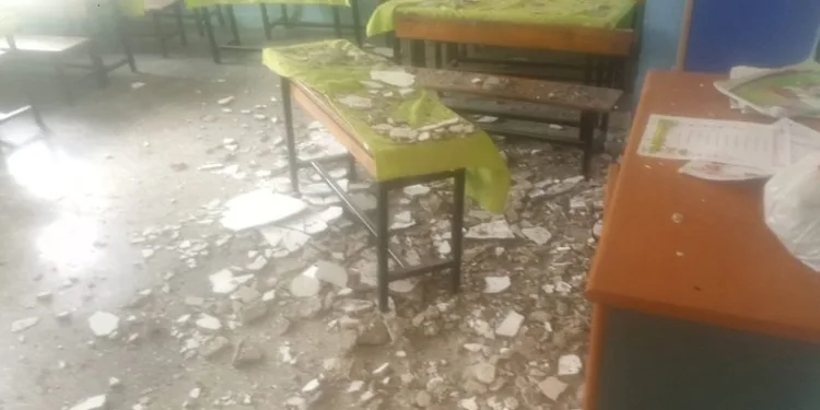 Okulda tavan sıvası düştü, 2 öğrenci yaralandı