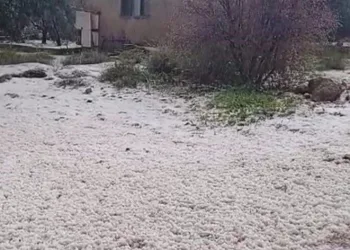 Silifke’yi dolu beyaza bürüdü