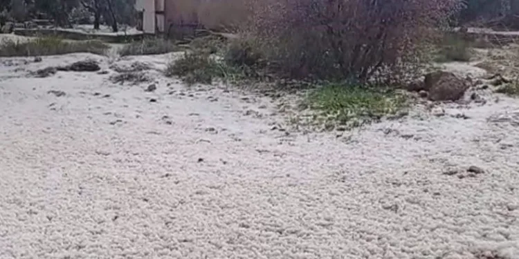 Silifke’yi dolu beyaza bürüdü